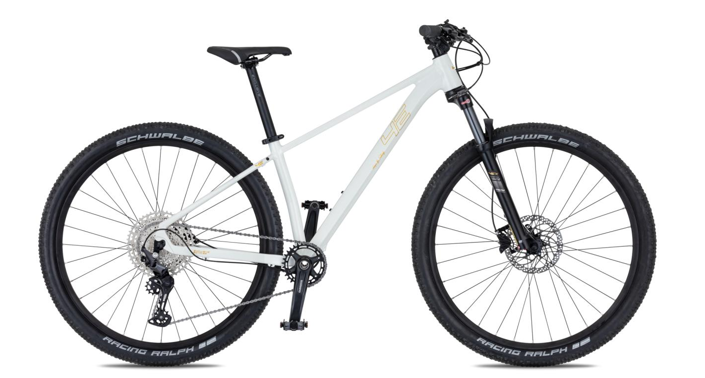 4EVER YOGA GOLD LADY 29", model 2026, pearl white / gold - ZDARMA dopravné, odborná montáž, seřízení, pojištění a dárkový poukaz na nákup příslušenství!