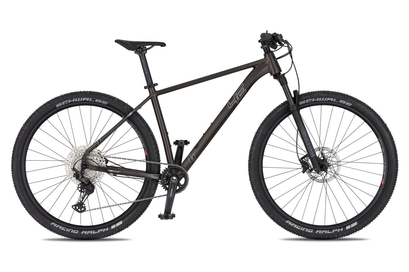 4EVER PRODIGY RACE 29", model 2026, barva black/hologram - ZDARMA dopravné, odborná montáž, seřízení, pojištění a dárkový poukaz na nákup příslušenství!