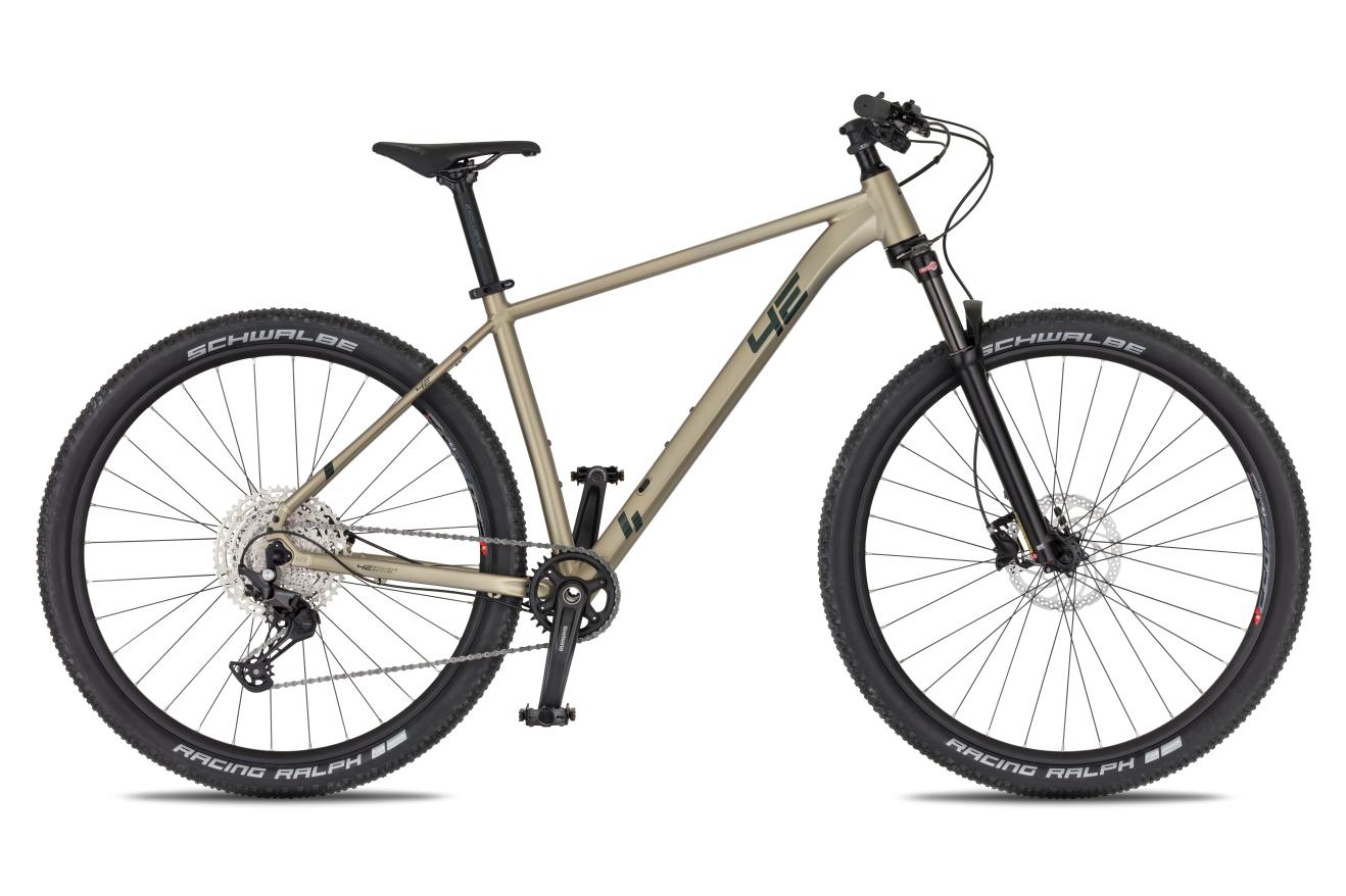 4EVER TRINITY TEAM 29", model 2026, barva satin sand - ZDARMA dopravné, odborná montáž, seřízení, pojištění a dárkový poukaz na nákup příslušenství!