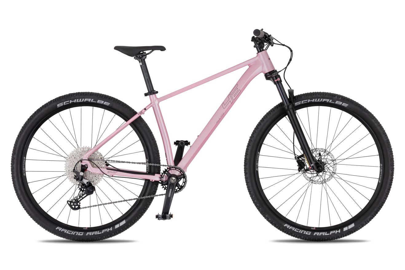 4EVER YOGA ELITE LADY 29", model 2026, coral/black - ZDARMA dopravné, odborná montáž, seřízení, pojištění a dárkový poukaz na nákup příslušenství!