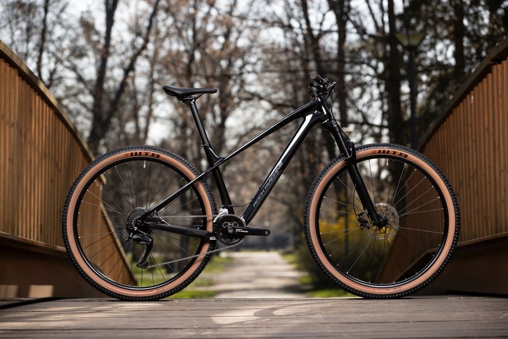 Rock Machine BLIZZ CR 20-29, rám 15" (S), model 2025, Gloss Basalt Black - ZDARMA dopravné, odborná montáž, seřízení a dárkový poukaz na nákup příslušenství!