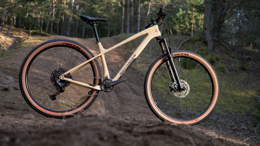 Rock Machine BLIZZ CR 30-29, rám 15" (S), model 2025, Matte Sand - ZDARMA dopravné, odborná montáž, seřízení a dárkový poukaz na nákup příslušenství!