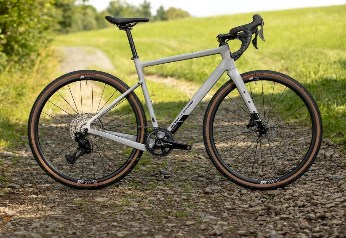 Rock Machine Lukk CR 90, rám 19" (M), model 2025, barva Matte Limerock Grey - ZDARMA dopravné, odborná montáž, seřízení a dárkový poukaz na nákup příslušenství!