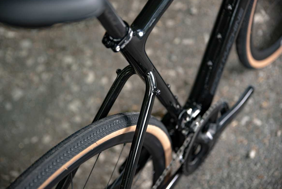 Rock Machine Lukk CR 80, rám 18" (S), model 2025, barva Gloss Metallic Black - ZDARMA dopravné, odborná montáž, seřízení a dárkový poukaz na nákup příslušenství!