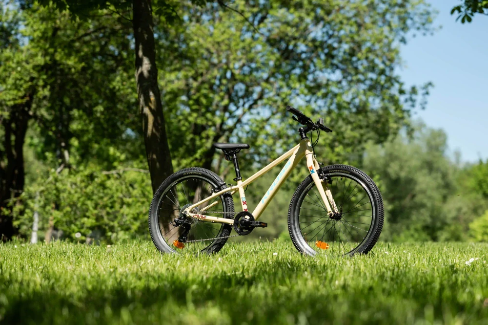 KROSS LEVEL JR 1.0, model 2026, pneu 24", barva béžová/černá - ZDARMA dopravné, odborná montáž, seřízení a sada světel TWINS!