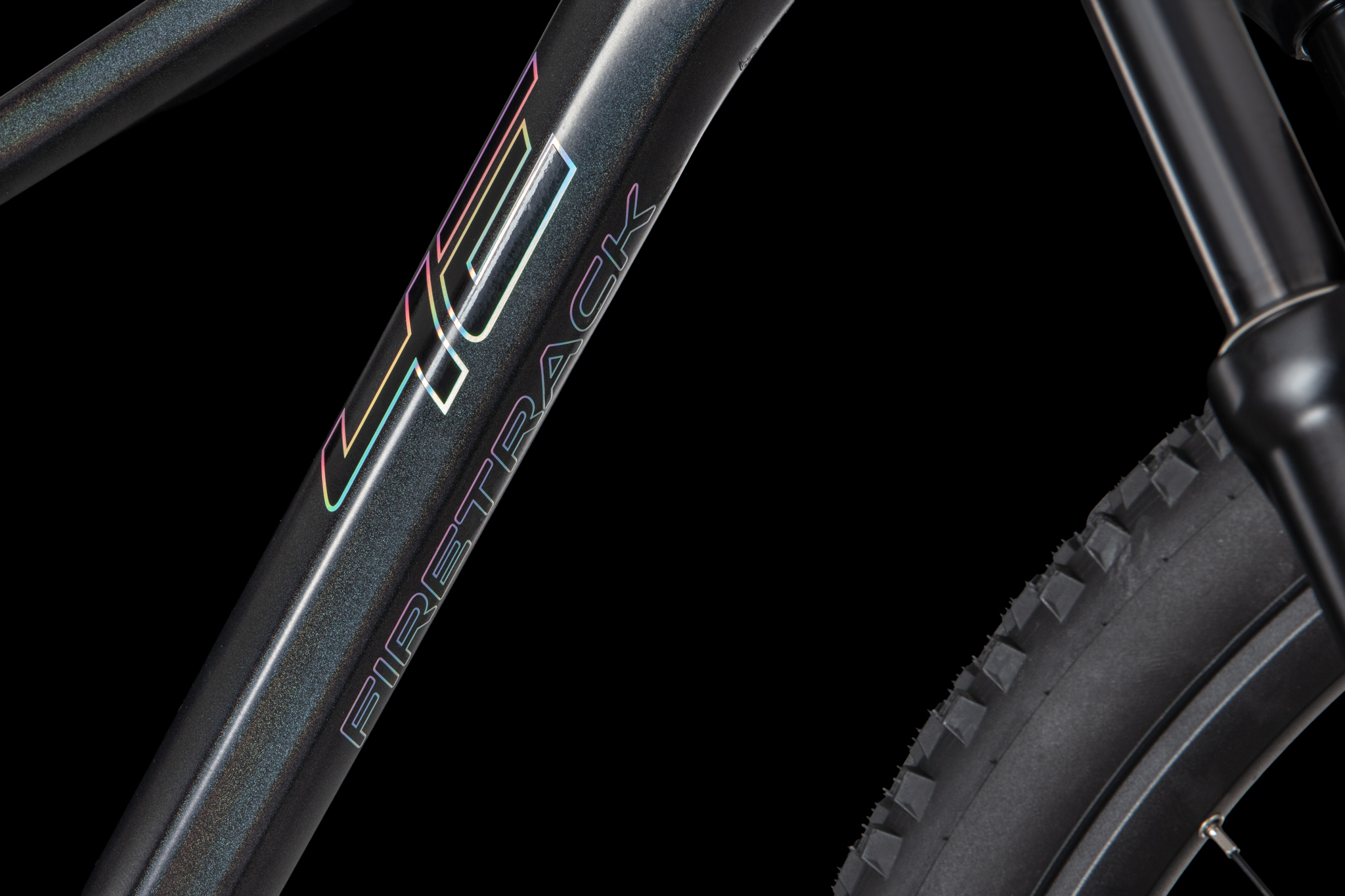 4EVER FIRETRACK TEAM 29", model 2026, barva chameleon/hologram - ZDARMA dopravné, seřízení, odborná montáž a pojištění!