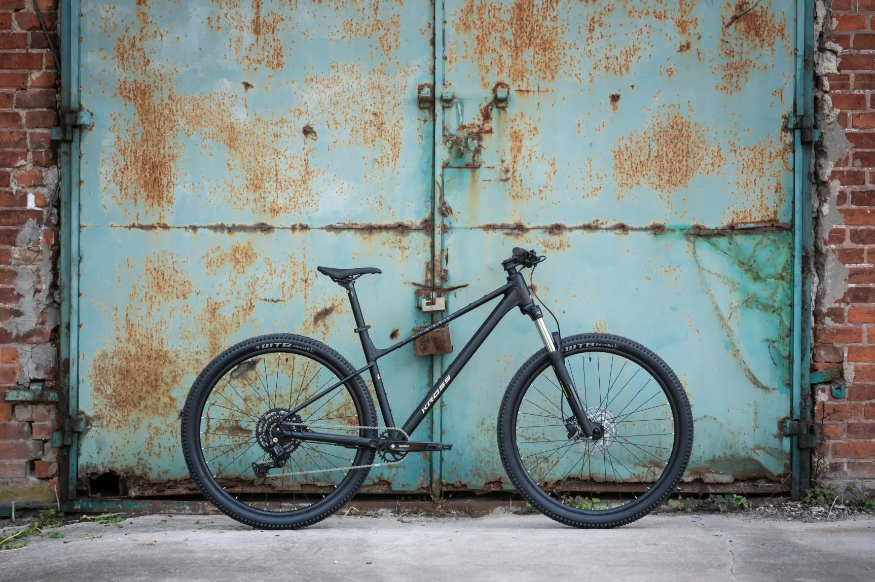 KROSS LEVEL X200, rám 19" (XL), model 2026, pneu 29", barva černá/stříbrná/matný - ZDARMA dopravné, odborná montáž, seřízení a sada světel!