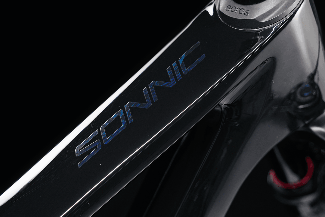 4EVER SONNIC TEAM pneu 29", model 2026, shiny black/hologram - ZDARMA dopravné, odborná montáž, seřízení, dárkový poukaz na nákup příslušenství!