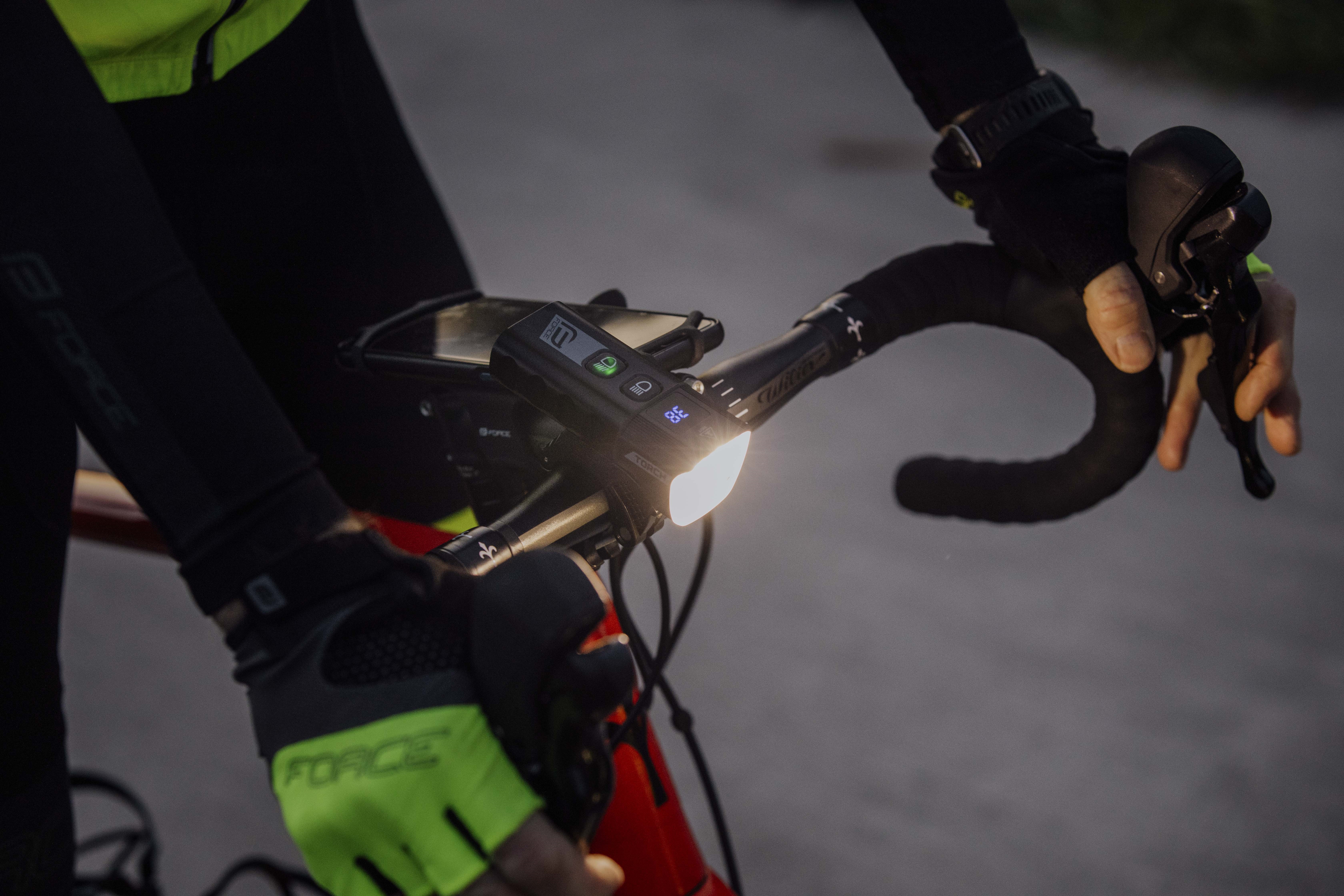 Světlo přední FORCE TORCH 2000LM USB, powerbanka