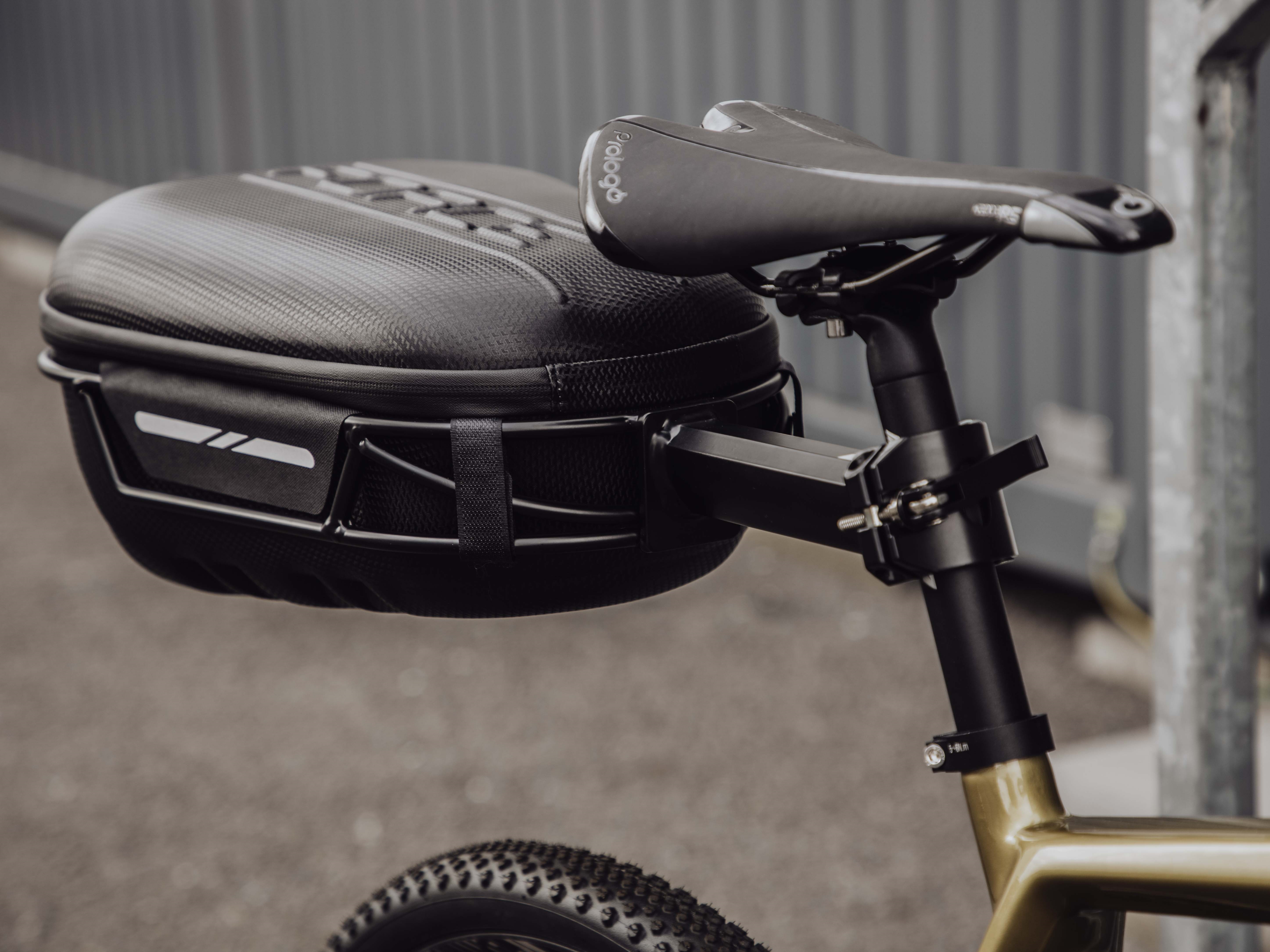 Brašna pod sedlo FORCE CRUST XL s držákem, černá