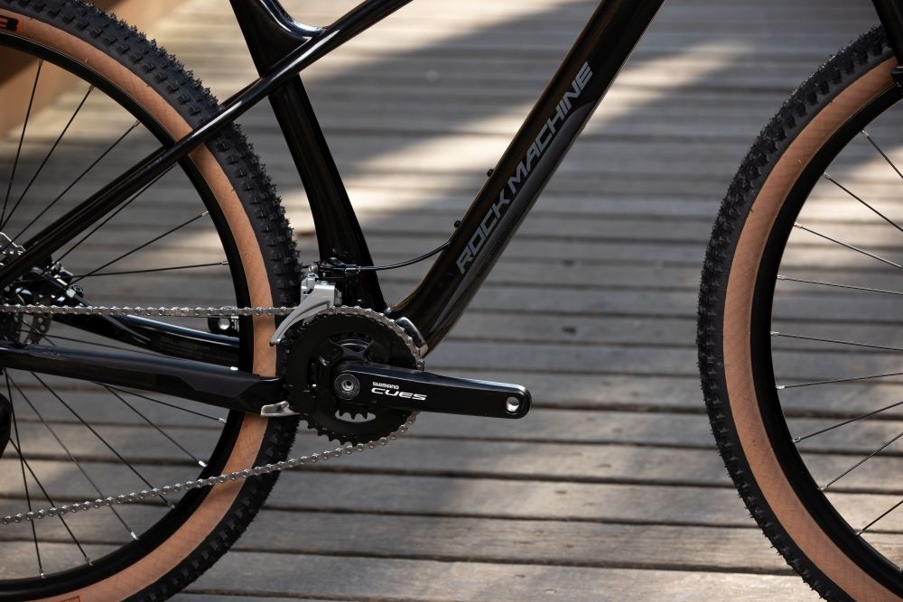 Rock Machine BLIZZ CR 20-29, rám 15" (S), model 2025, Gloss Basalt Black - ZDARMA dopravné, odborná montáž, seřízení a dárkový poukaz na nákup příslušenství!