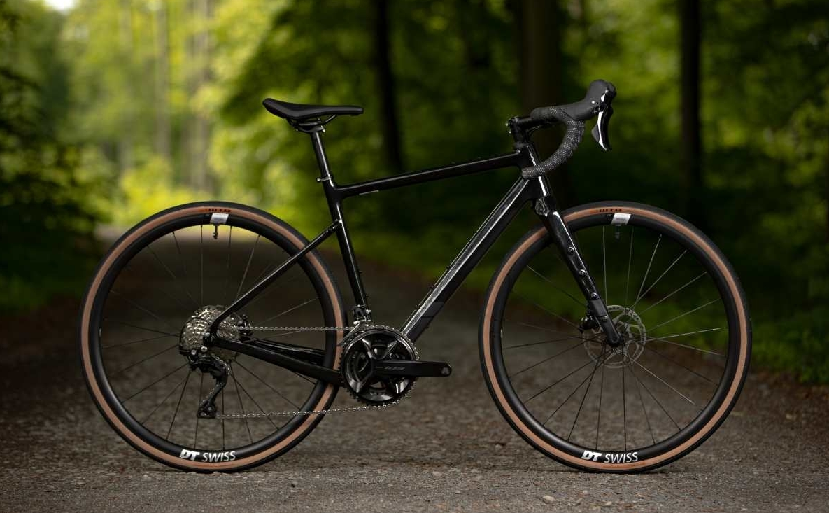 Rock Machine Lukk CR 80, rám 18" (S), model 2025, barva Gloss Metallic Black - ZDARMA dopravné, odborná montáž, seřízení a dárkový poukaz na nákup příslušenství!