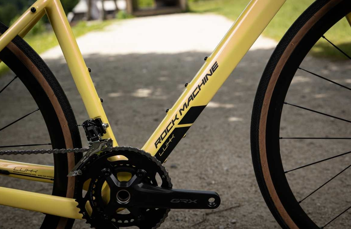 Rock Machine Lukk CR 60, rám 21" (XL), model 2025, barva Gloss Sulfur Yellow - ZDARMA dopravné, odborná montáž, seřízení a dárkový poukaz na nákup příslušenství!