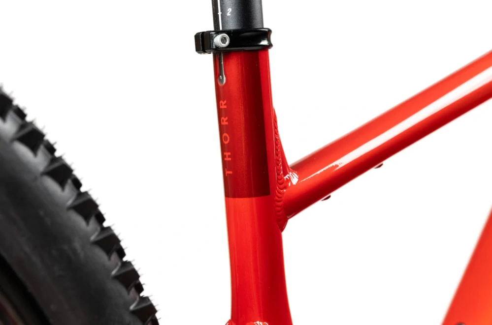 Pells Thorr Panasonic 2, pneu 29", rám M, model 2026, barva Strawberry red - ZDARMA dopravné, odborná montáž, seřízení, dárkový poukaz na nákup příslušenství!