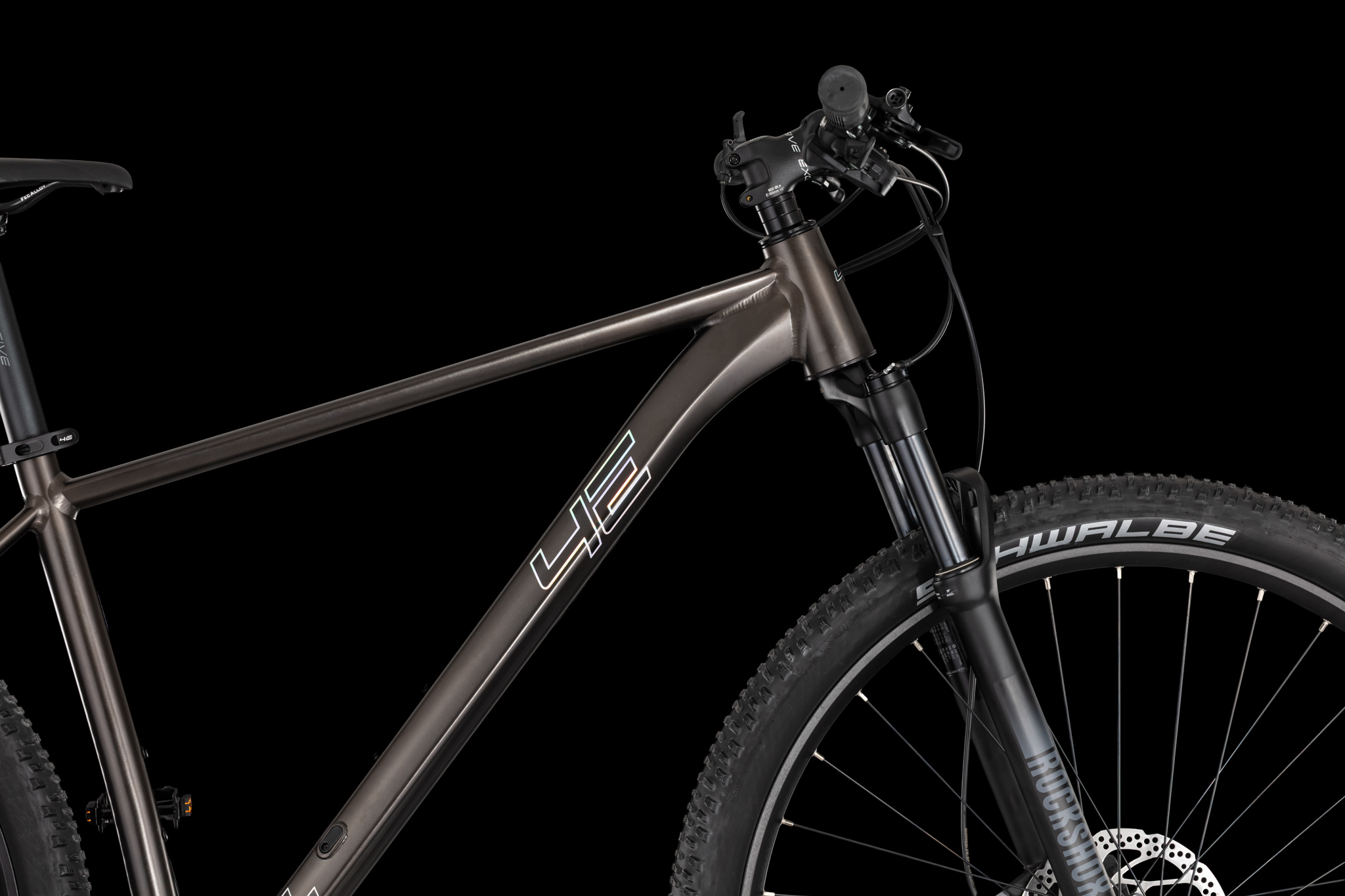 4EVER PRODIGY RACE 29", model 2026, barva black/hologram - ZDARMA dopravné, odborná montáž, seřízení, pojištění a dárkový poukaz na nákup příslušenství!