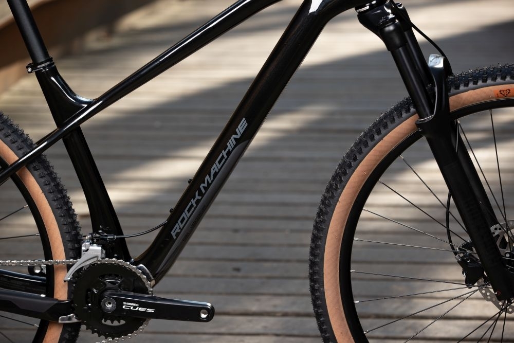 Rock Machine BLIZZ CR 20-29, rám 15" (S), model 2025, Gloss Basalt Black - ZDARMA dopravné, odborná montáž, seřízení a dárkový poukaz na nákup příslušenství!