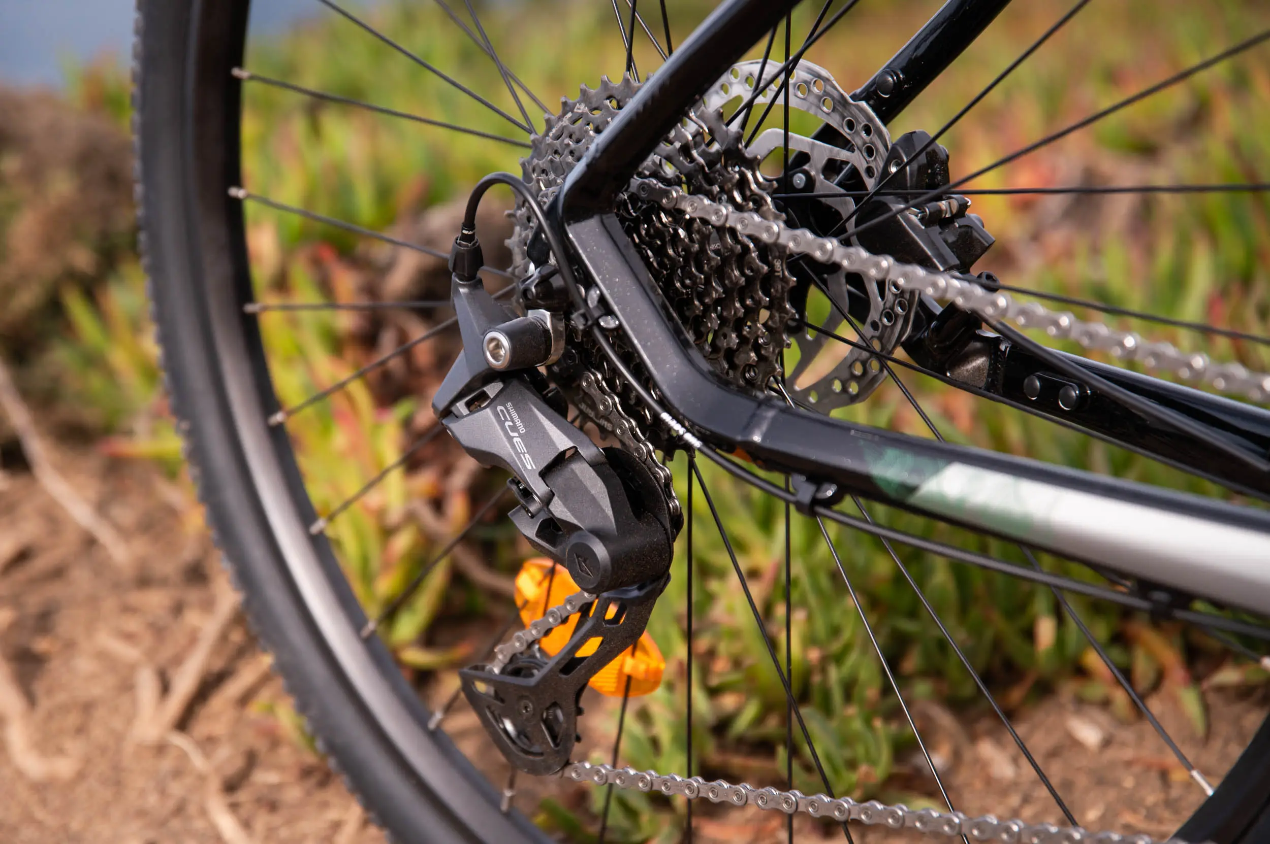 KROSS EVADO 7.0, rám 21" (L), model 2026, pneu 28", barva černá - ZDARMA dopravné, seřízení, odborná montáž a sada světel!