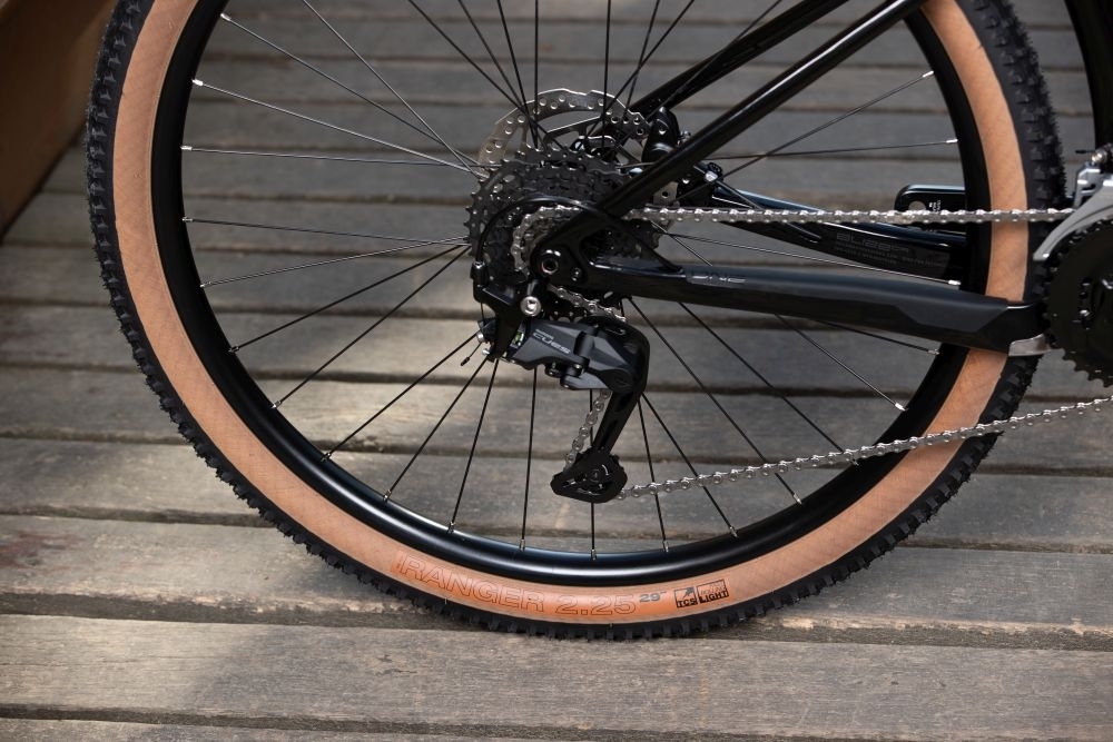 Rock Machine BLIZZ CR 20-29, rám 15" (S), model 2025, Gloss Basalt Black - ZDARMA dopravné, odborná montáž, seřízení a dárkový poukaz na nákup příslušenství!