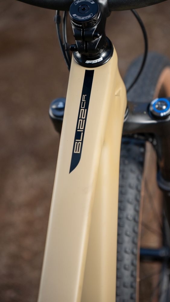 Rock Machine BLIZZ CR 30-29, rám 15" (S), model 2025, Matte Sand - ZDARMA dopravné, odborná montáž, seřízení a dárkový poukaz na nákup příslušenství!