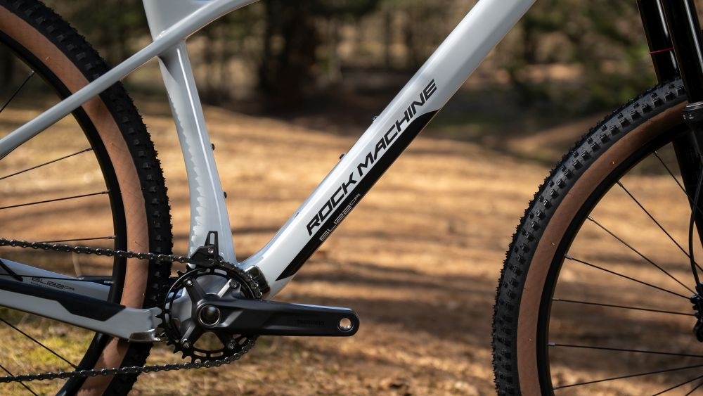 Rock Machine BLIZZ CR 70-29, rám 17" (M), model 2025, Gloss Limerock Grey - ZDARMA dopravné, odborná montáž, seřízení a dárkový poukaz na nákup příslušenství!