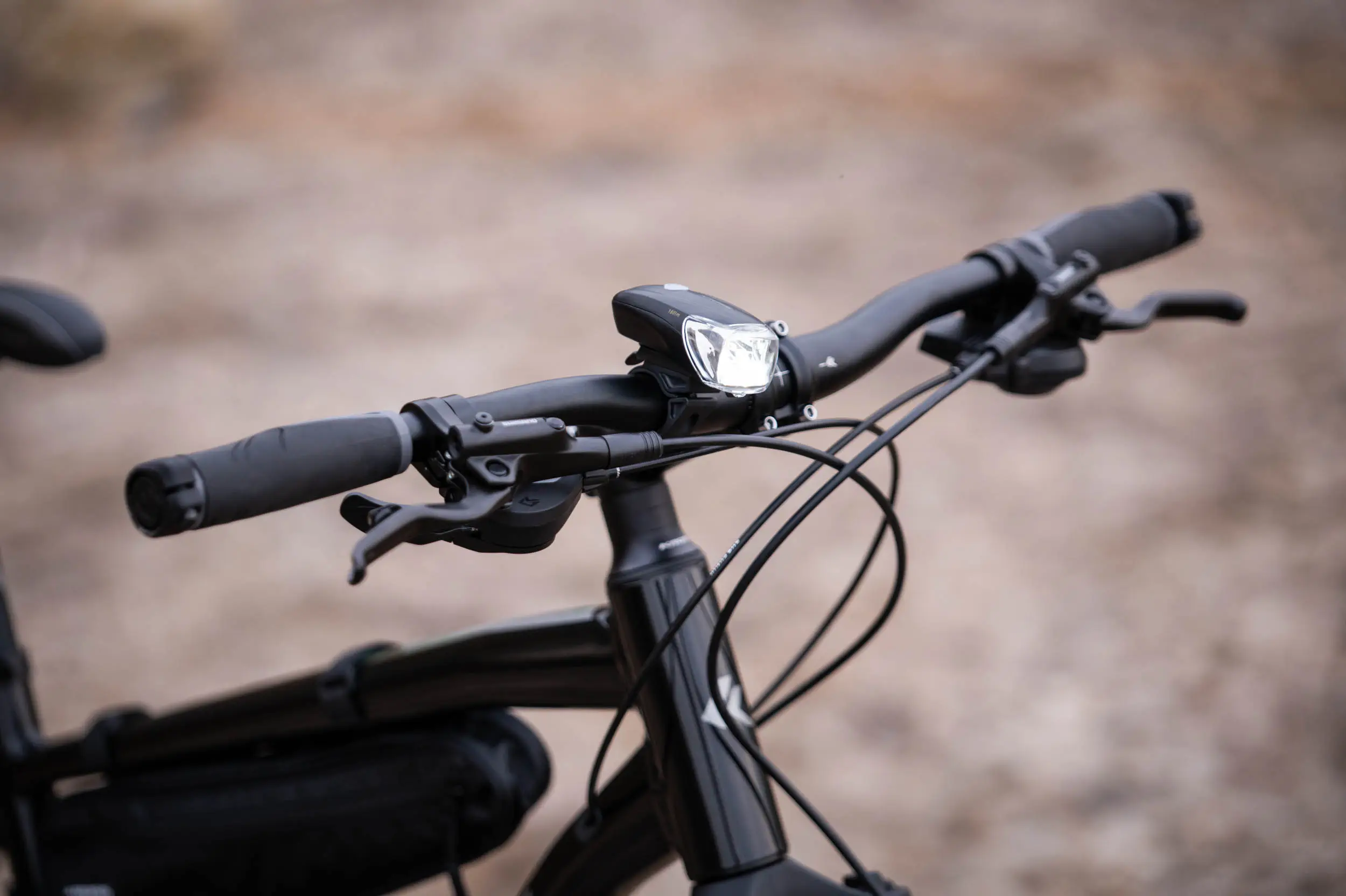 KROSS EVADO 7.0, rám 21" (L), model 2026, pneu 28", barva černá - ZDARMA dopravné, seřízení, odborná montáž a sada světel!