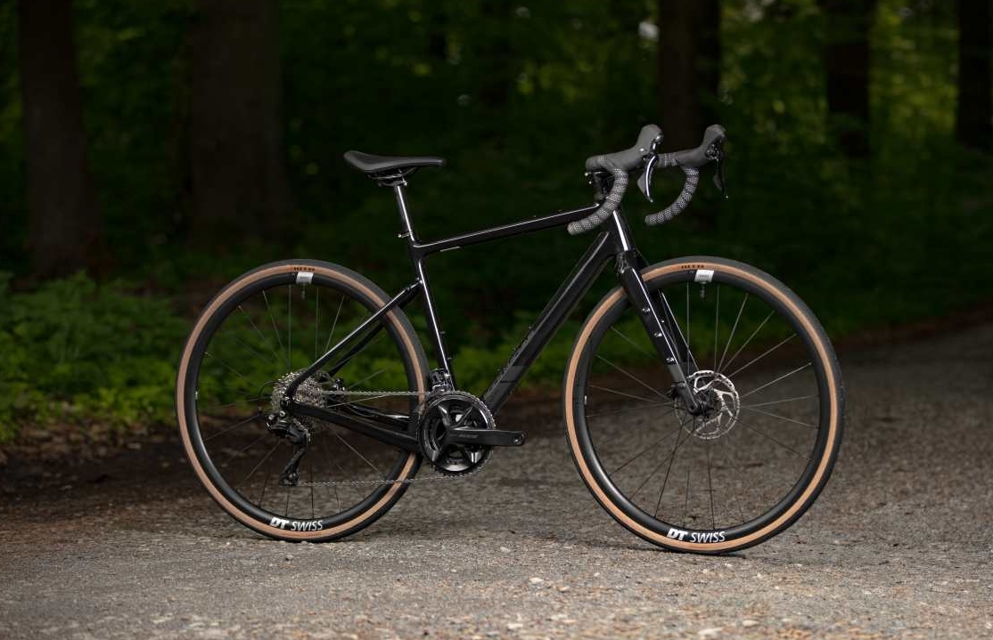 Rock Machine Lukk CR 80, rám 18" (S), model 2025, barva Gloss Metallic Black - ZDARMA dopravné, odborná montáž, seřízení a dárkový poukaz na nákup příslušenství!