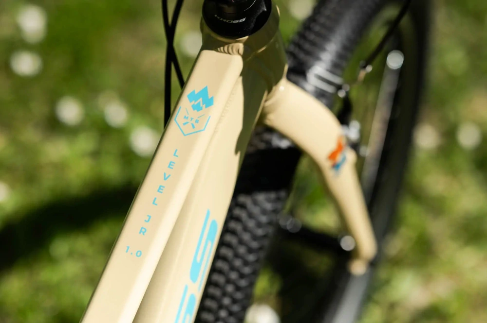 KROSS LEVEL JR 1.0, model 2026, pneu 24", barva béžová/černá - ZDARMA dopravné, odborná montáž, seřízení a sada světel TWINS!
