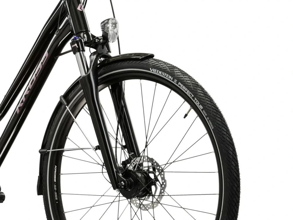 KROSS TRANS 7.0 Lady, rám 17" (M), model 2026, pneu 28", barva černá/růžová/lesk - ZDARMA dopravné, seřízení, odborná montáž a koš na zadní nosič!