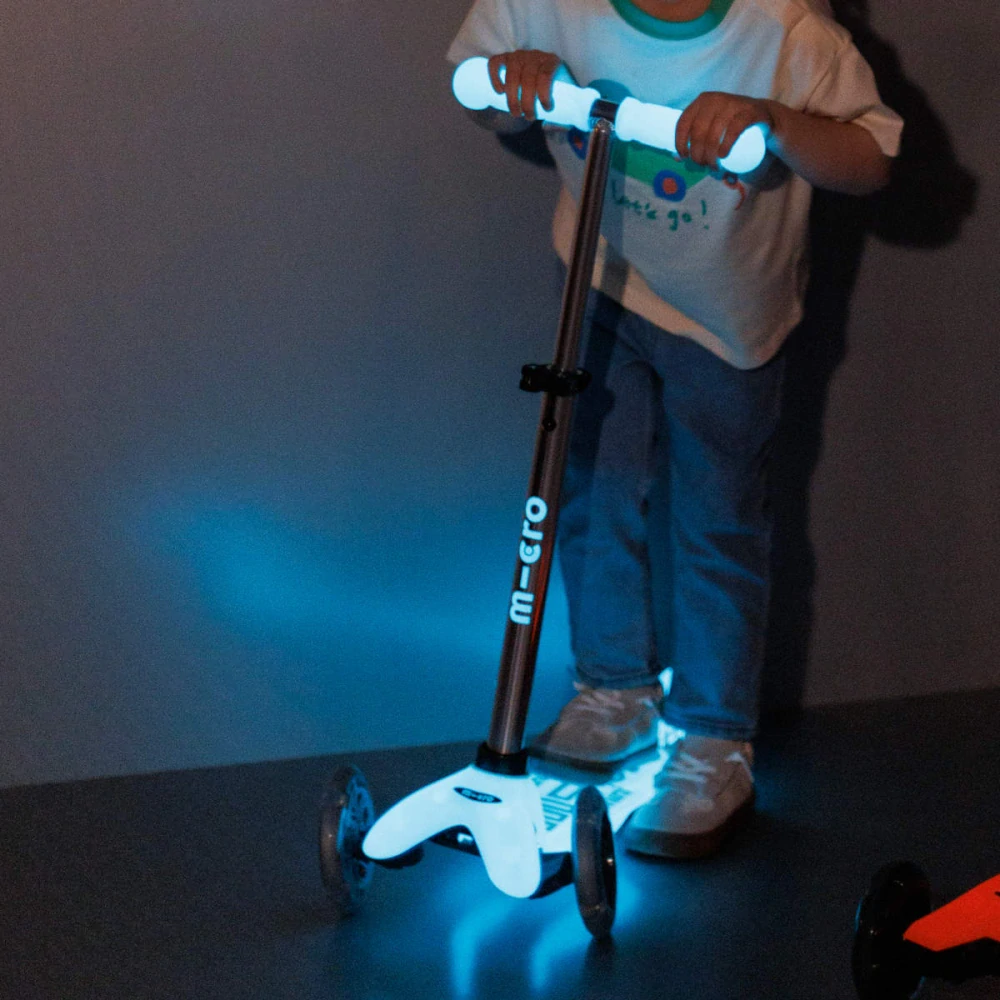 Koloběžka Mini Micro Deluxe Glow LED blue - ZDARMA dopravné a Zdravá láhev! 