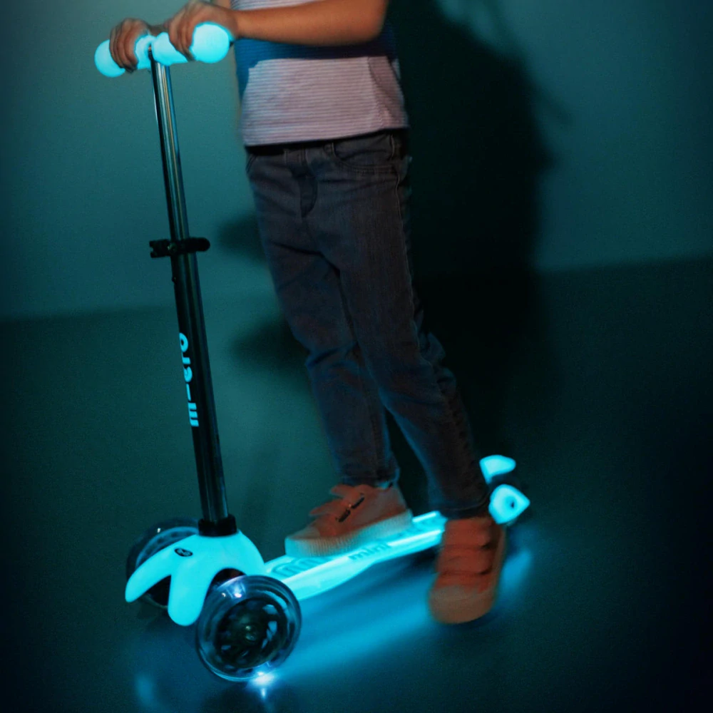 Koloběžka Mini Micro Deluxe Glow LED Plus aqua - ZDARMA dopravné a Zdravá láhev! 