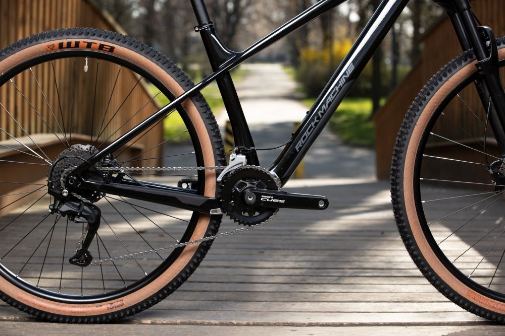 Rock Machine BLIZZ CR 20-29, rám 15" (S), model 2025, Gloss Basalt Black - ZDARMA dopravné, odborná montáž, seřízení a dárkový poukaz na nákup příslušenství!