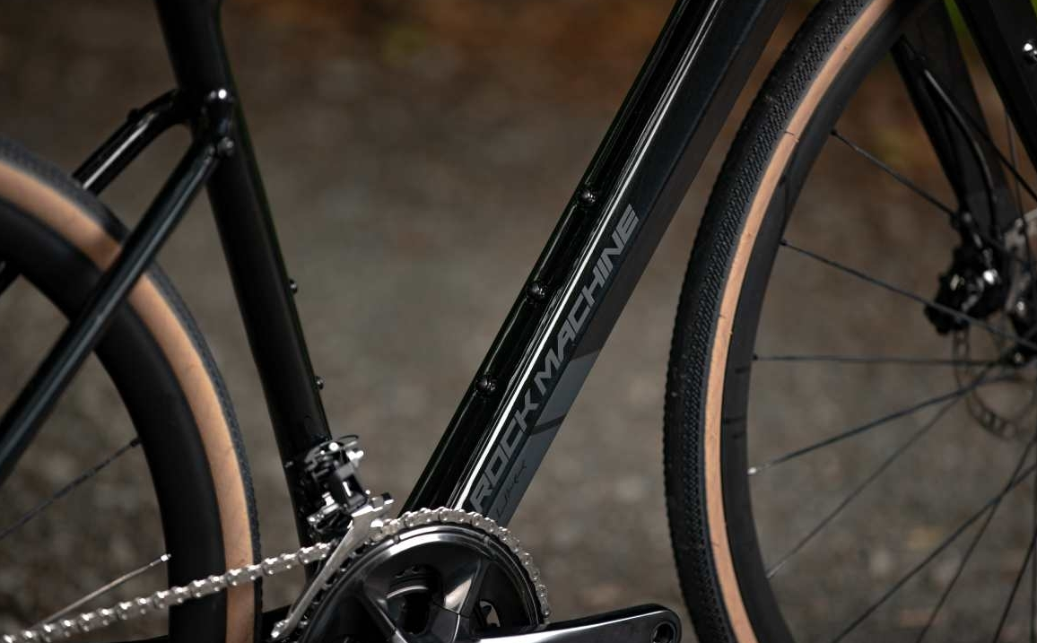 Rock Machine Lukk CR 80, rám 18" (S), model 2025, barva Gloss Metallic Black - ZDARMA dopravné, odborná montáž, seřízení a dárkový poukaz na nákup příslušenství!