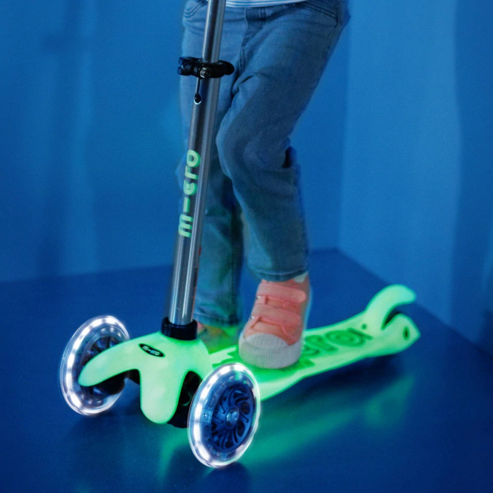 Koloběžka Mini Micro Deluxe Glow LED lime - ZDARMA dopravné a Zdravá láhev!