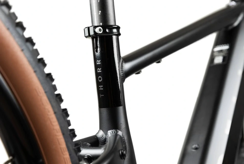 Pells Thorr Panasonic 1, penu 29", model 2026, barva Black on black - ZDARMA dopravné, odborná montáž, seřízení, dárkový poukaz na nákup příslušenství!